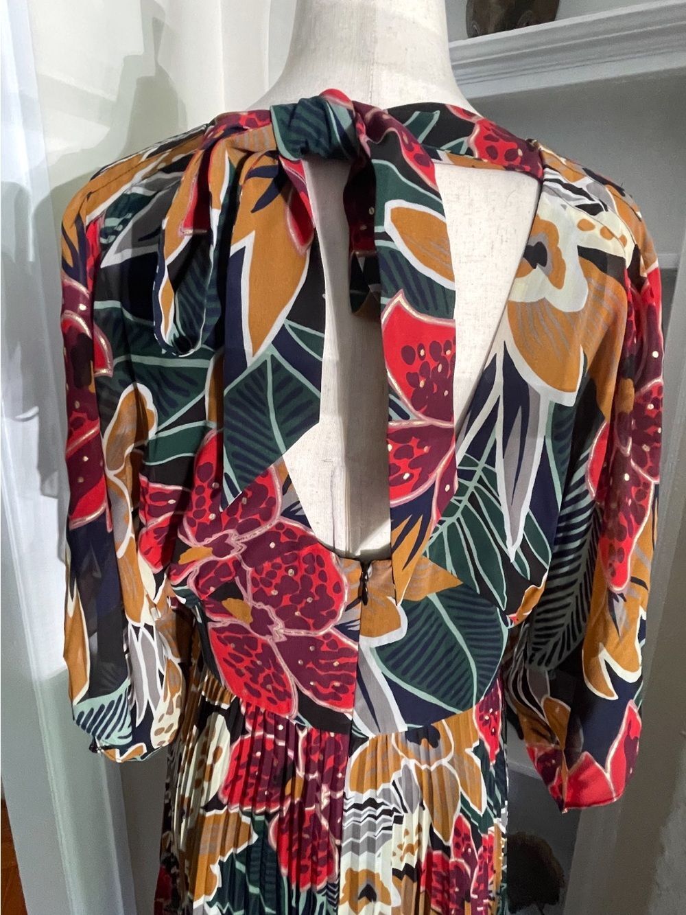 FLATTERING Club Monaco 
 Midi 3-Season Dress with Pleats & Flutter Sleves. - Picture 2 of 12